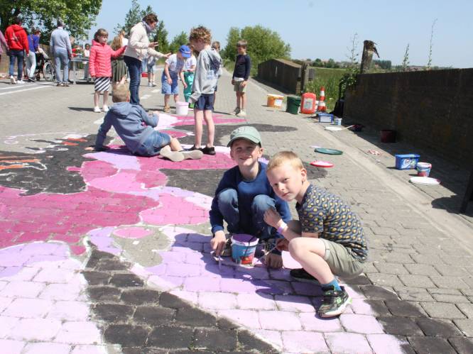 IN BEELD. Jong en oud schildert op de weg tussen Reninge en Noordschote