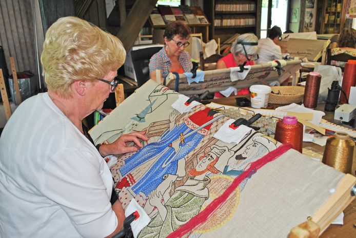 Veel Zeeuws-Vlaamse borduursters werken mee aan het Tapijt van Assenede, zoals Erna Ranschaert (l) uit Sas van Gent.