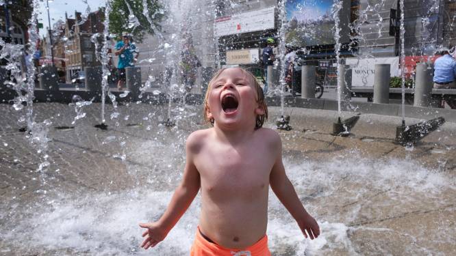 Eventjes zomer op de Grote Markt in Ieper, Milo waagt zich al aan een heel frisse plons in de fonteintjes