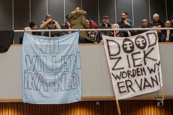 Slachtoffers in de Tilburgse chroom-6 kwestie tijdens een eerder protest in de raadszaal.