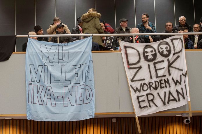 Protest op de publieks tribune tegen het gebruikte Chroom 6 tijdens een raadsvergadering