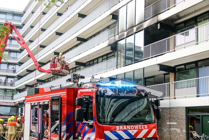 De brandweer doet onderzoek.