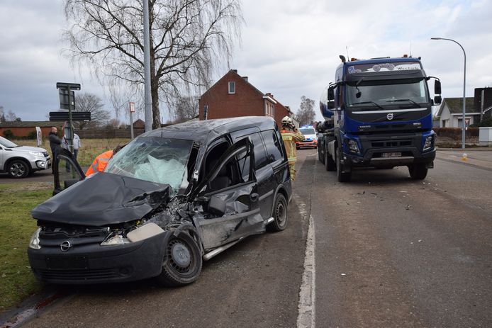 Een auto en vrachtwagen botsten aan Achterbos in Mol