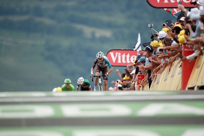 Het enige moment waarop Froome van zijn pluimen laat in de Tour is op Peyragudes. Romain Bardet wint op de laatste steile strook asfalt. Fabio Aru mag voor twee etappes in de gele trui rondrijden.
