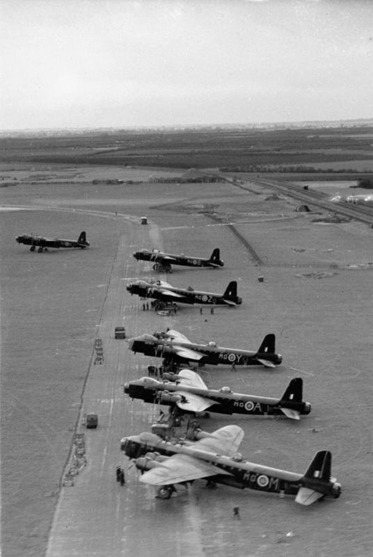  Short Stirlings op vliegbasis Oakington, 1941. Beeld Imperial War Museum Londen