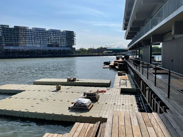 De steigers voor het zwembad in de Rijnhaven te Rotterdam zijn deze week gearriveerd.