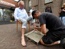 Voetstappen van huisarts Ton Boermans vereeuwigd voor Brueghelpad in Losser 