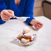 Goudbruin, licht vettig en pure nostalgie: probeer dit smoutebollenrecept