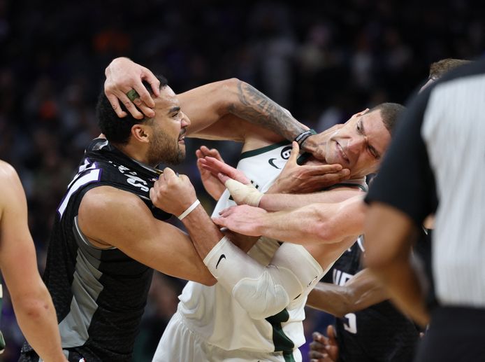Sacramento Kings-center Trey Lyles (links) en Milwaukee Bucks-speler Brook Lopez.