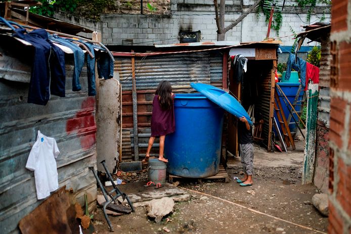 Twee kinderen zoeken naar water in de Venezolaanse hoofdstad Caracas.