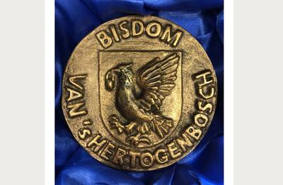 Bronzen bisdompenning voor Rian Castelijns uit Casteren