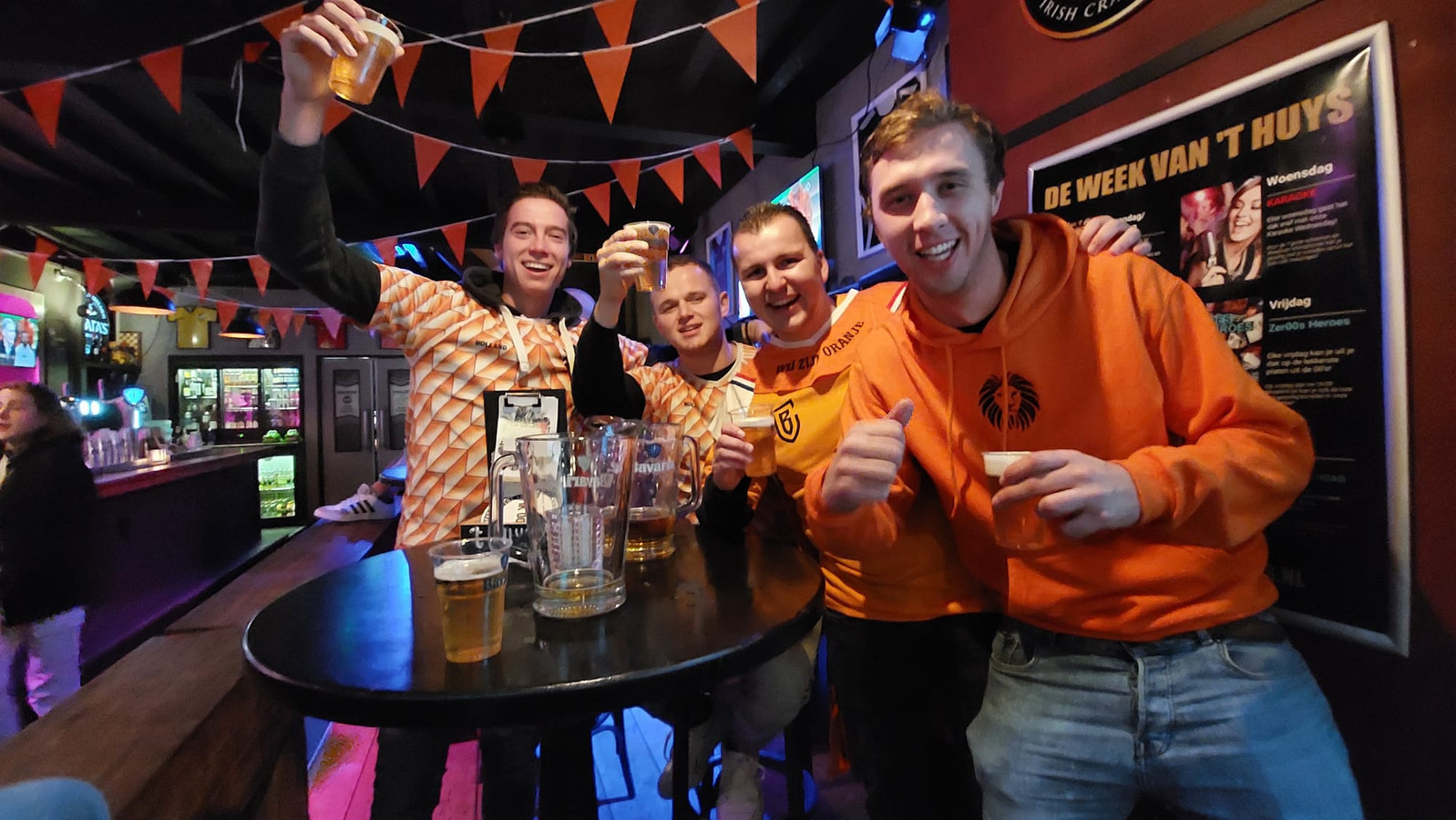 Opluchting en vreugde voor de grote schermen in kroegen en op terrassen