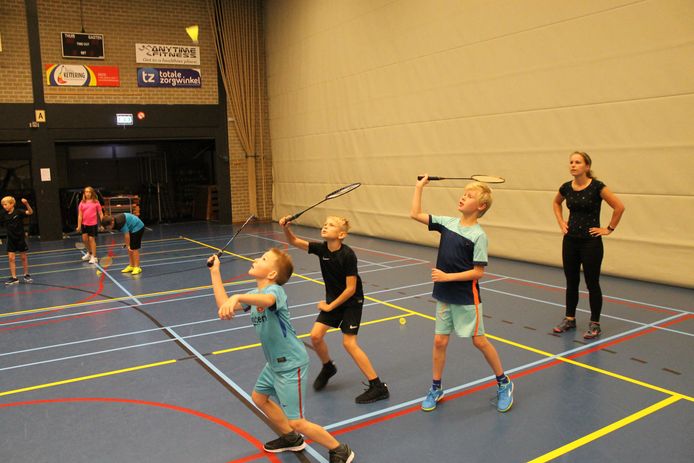 Scholieren maken kennis met badminton. De clubs doen dezer dagen mee aan de ledenwervingsactie probeerbadminton.nu.