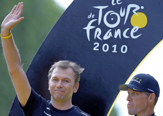 Bruyneel in de Tour van 2010, met Armstrong naast zich.