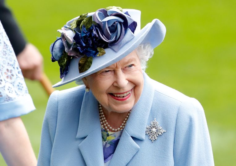 ASCOT, UNITED KINGDOM - JUNE 18: (EMBARGOED FOR PUBLICATION IN UK NEWSPAPERS UNTIL 24 HOURS AFTER CREATE DATE AND TIME) Queen Elizabeth II (wearing her Sapphire Jubilee Snowflake Brooch, designed by jewellers Hillberg & Berk, which she received from the Governor General of Canada David Johnston in 2017 to mark her Sapphire Jubilee) attends day one of Royal Ascot at Ascot Racecourse on June 18, 2019 in Ascot, England. (Photo by Max Mumby/Indigo/Getty Images) Beeld Getty Images
