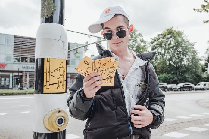 Sofie, het verkeerslichtmeisje dat in 2000 in Amersfoort werd geboren, heeft een vriendje gekregen. Sam heet-ie.  Zijn creatieve vader, Koen van Eeckhoutte, moet nu zo’n 400 palen gaan beplakken.