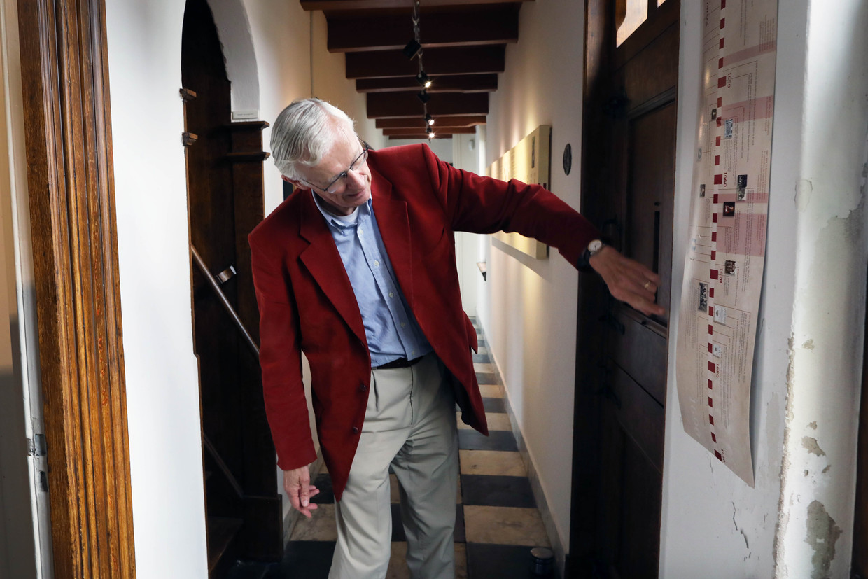 Albert Vossepoel in het Rijnburgse Spinozahuisje.  Beeld Werry Crone