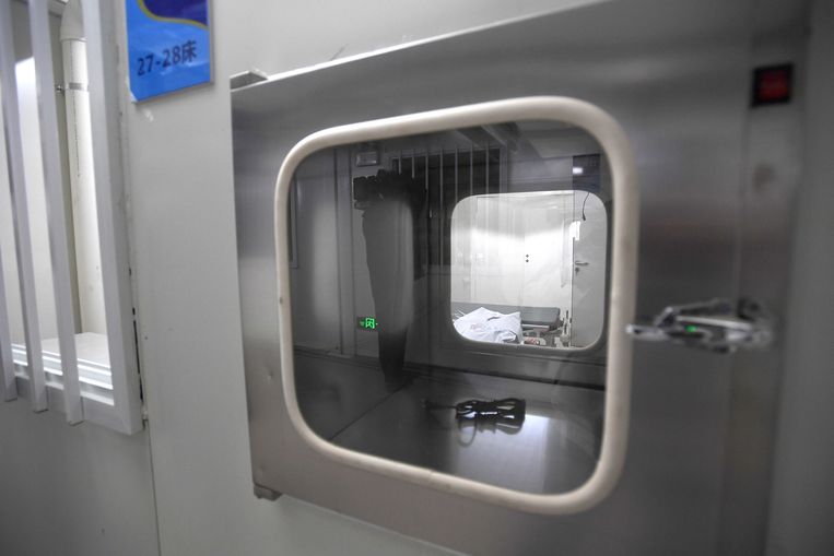 De deur van een isolatiekamer in het Huoshenshan-hospitaal in Wuhan. Beeld EPA