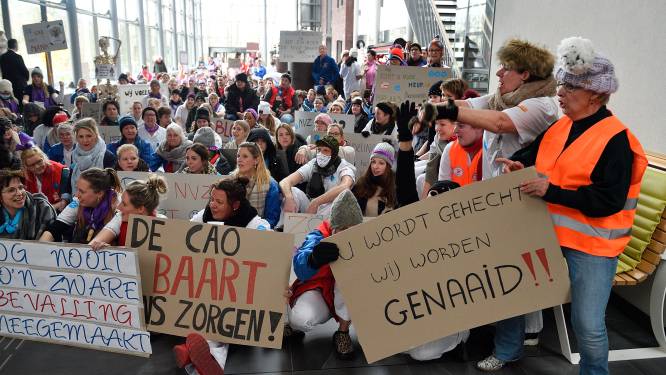 Het ziekenhuispersoneel is het zat en laat dat merken: ‘U wordt gehecht, wij worden genaaid!’