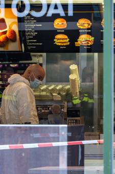 Dodelijke steekpartij in winkelstraat: tieners bestellen hamburger en opeens vliegen de veren in het rond