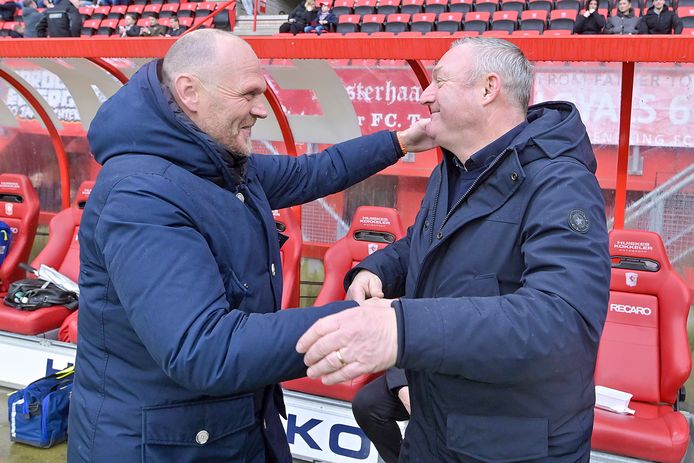 Ron Jans en Joseph Oosting schudden elkaar de hand.