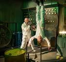 Klungelende BV’s en twee presentatoren die daar plezier in hebben, dat werkt aanstekelijk