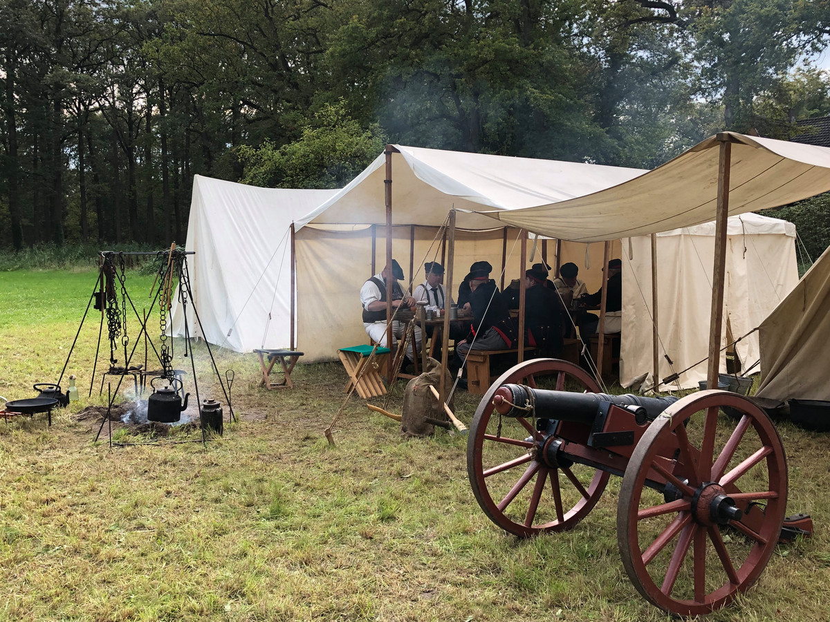 Kanon Buldert En Musketten Knallen Bij Belegering Kasteel Heeswijk Foto Ed Nl