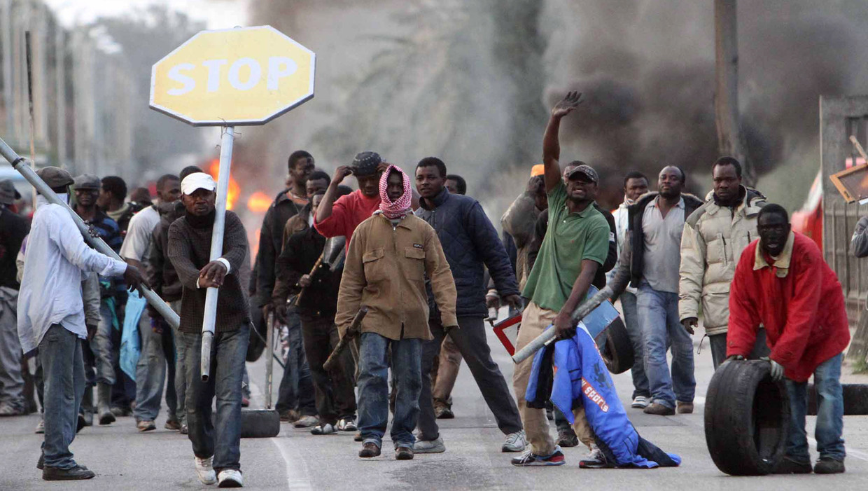 Vluchtelingen protesteren tegen racisme in het zuid-Italiaanse stadje Rosarno. Beeld EPA