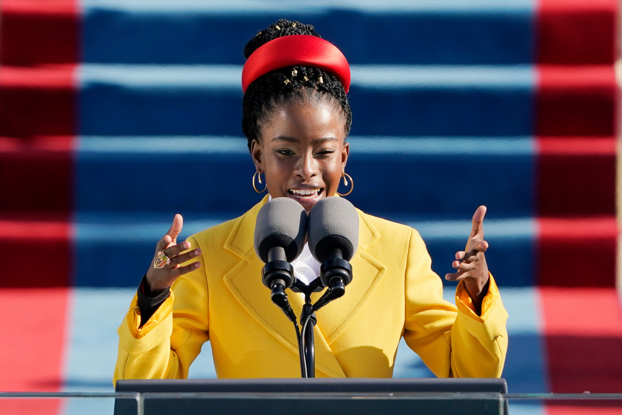 Amanda Gorman draagt haar gedicht 'The Hill We Climb' voor tijdens de inauguratie van Biden en Harris op 20 januari.  Beeld Brunopress