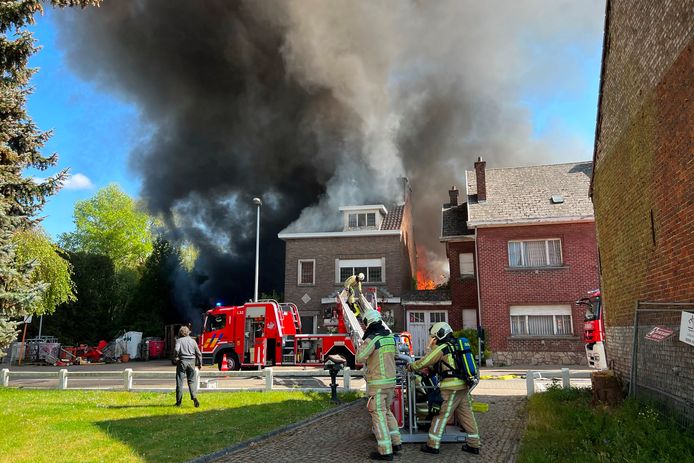 De winkel, loods van en woning naast tuinbouwmachines D'Hoker werden woensdag getroffen door een zware brand.