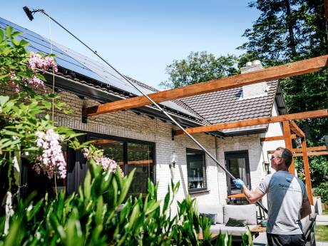 Zand op de zonnepanelen: wassen we wel of wassen we niet? 