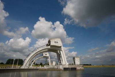 Enorme schuif in stuw tussen Amerongen en Maurik wordt vervangen