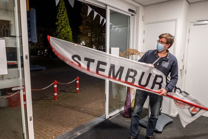 Het stembureau aan het Kerkplein in Beugen woensdagavond, direct na 21.00 uur. De herindelingsverkiezingen voor de nieuwe gemeente Land van Cuijk zitten erop.