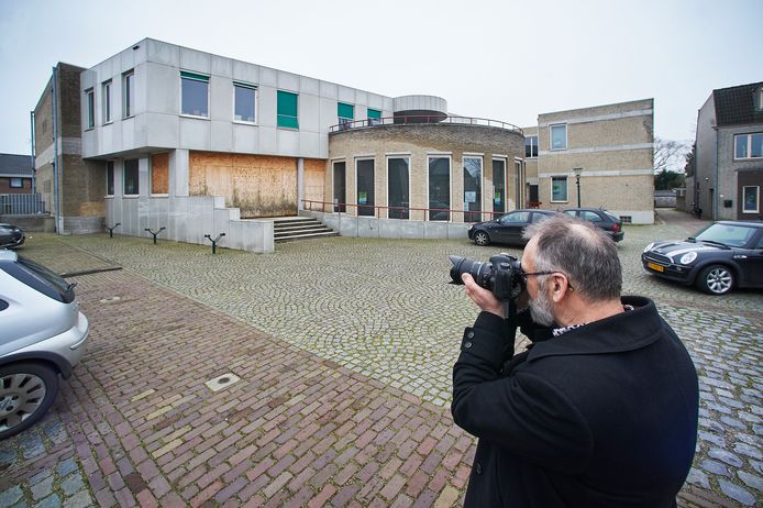 Peter Verkuijlen van de Heemkundewerkgroep legt bijzondere plekken in Geffen vast voor het archief op de datum 22-02-2022. Op de foto het voormalige gemeentehuis.