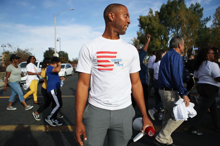 Lancaster, Californië: Johnathon Ervin voert actie om zijn stadsgenoten te doen stemmen. Beeld AFP
