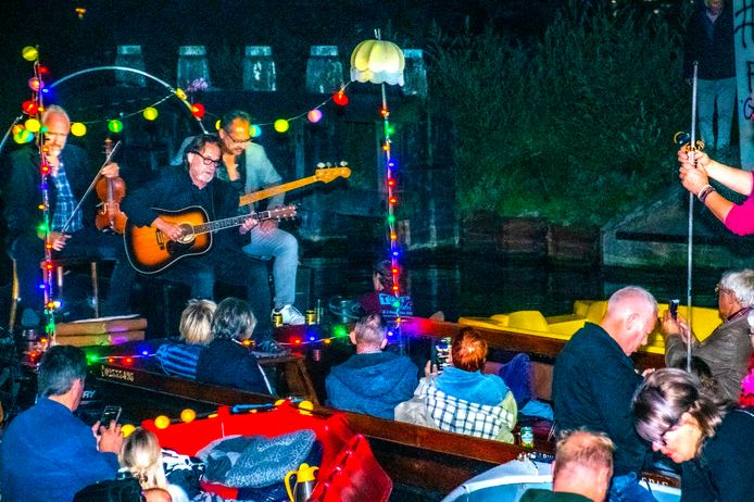 Tilburger en Voice senior 2019 winnaar Ruud Hermans gaf kleur aan het enige Sous le Pont-optreden dit jaar.