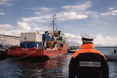 Twee reddingsschepen vastgelegd door Italië na overtreden nieuwe wet: “Reddingsboten niet bedoeld als soort veerboten voor migranten”