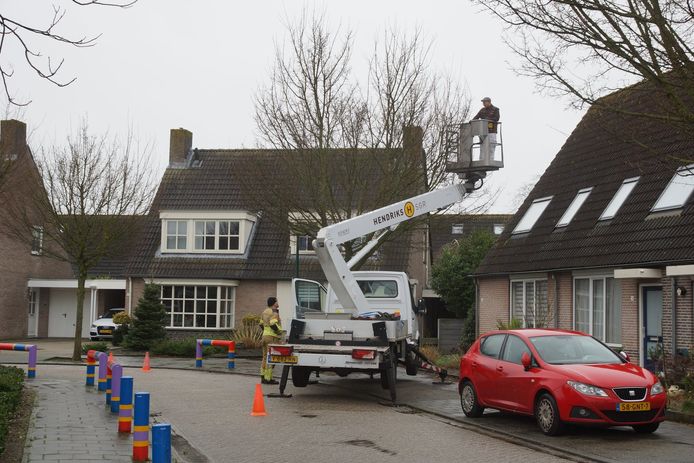 Een man in Kaatsheuvel zat een uur vast in zijn hoogwerker en moest gered worden door de brandweer.