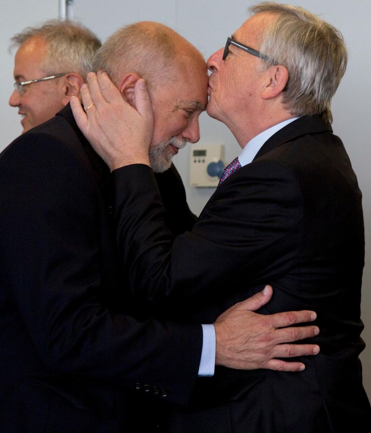 Een kus op het voorhoofd van EU-voorzitter Juncker in 2015 Beeld ap