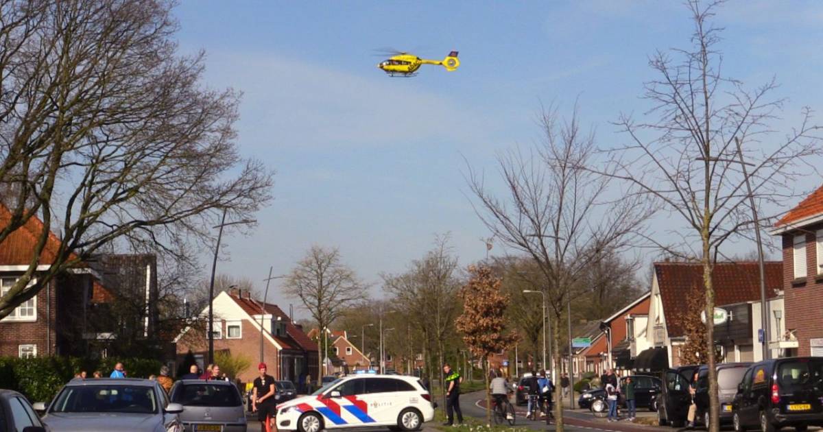 Weg vol brokstukken na heftig ongeluk in Laag-Soeren: vrouw met spoed naar het ziekenhuis.