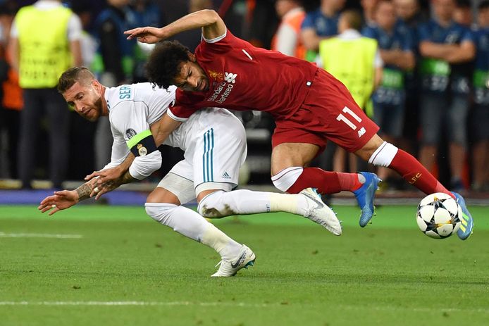 Sergio Ramos (links) met Mo Salah.