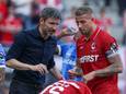 Mark van Bommel (l) en Royal Antwerp-speler Toby Alderweireld.