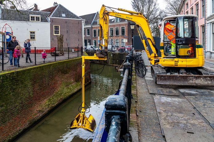 Het herstel van de Utrechtse kademuren is ernstig onderschat, waardoor het geheel veel duurder uitvalt dan eerder geraamd.