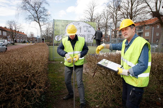 Noël Spauwen (rechts) en Frans Leferink draaien symbolisch ‘de gaskraan dicht’, als start voor de peiling in de Bomenbuurt-Oost voor een eigen BuurtEnergieSysteem.