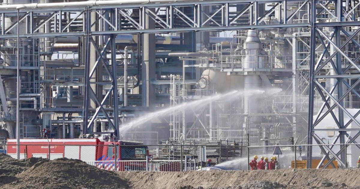 Veiligheidsdiensten rukken uit voor gaslekkage bij Shell Pernis | Rotterdam