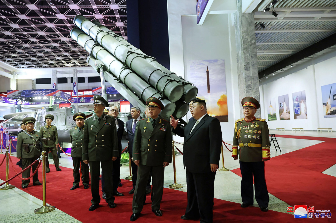 Kim Jong Un dévoile ses nouveaux missiles au ministre russe de la ...