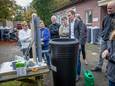 Wethouder Mathijs Kuijken deelde eerder al regentonnen uit in Riethoven. Dat was zo succesvol dat nu ook in andere kernen van de gemeente Bergeijk gratis regentonnen worden uitgedeeld.
