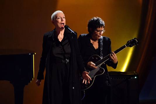 Annie Lennox (links) tijdens haar optreden op de uitreiking van de Grammy Awards.
