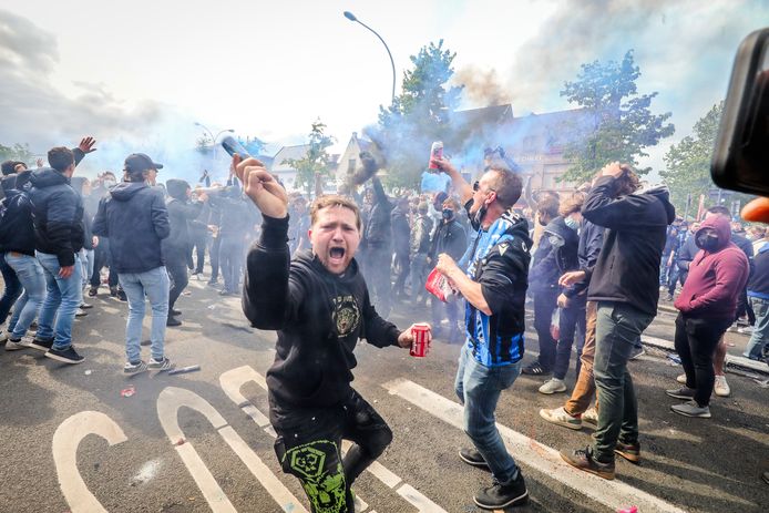 supporters wachten op de spelersbus van Club Brugge op de Platse van St Andries