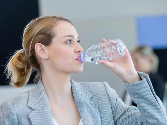 Hoe weet je of je wel genoeg water drinkt? “Als je deze 4 lichamelijke klachten hebt, moet je meer drinken”